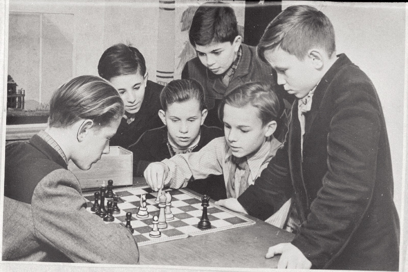 Tallinna Pioneeride Palee maleringi liikmed maletamas.