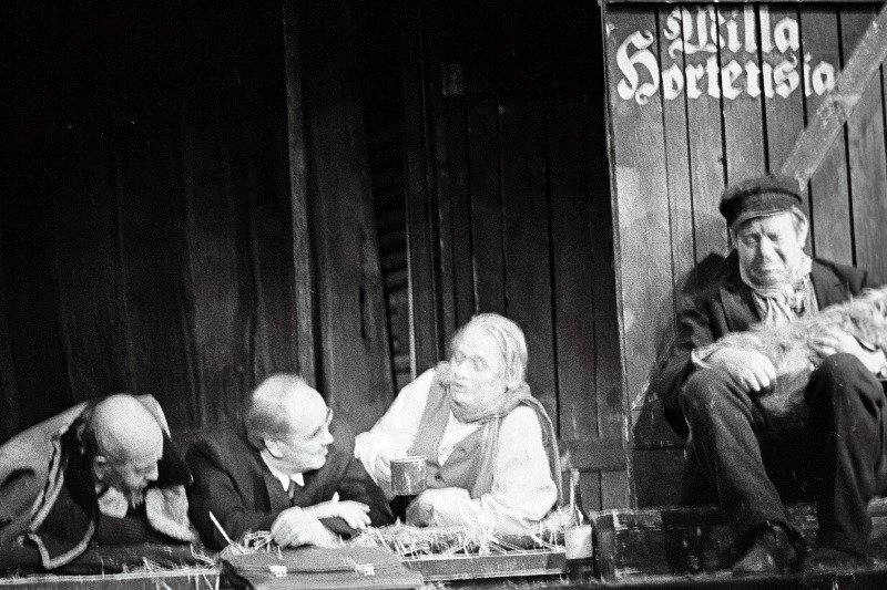 Stseen O. Lutsu jutustuse samanimelisest dramatiseeringust RAT “Vanemuise” näitlejate esituses külalisetendusel RAT “Estonias”.