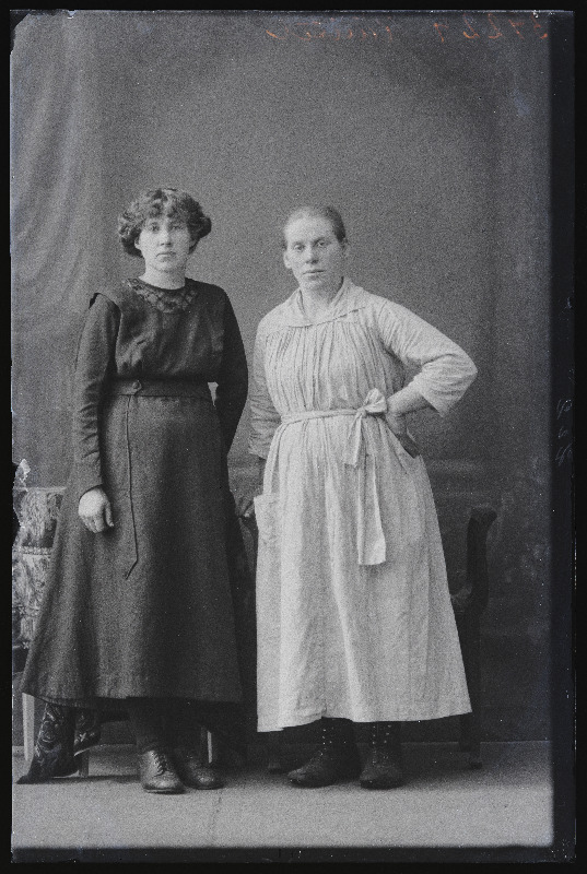 Kaks naist, (foto tellija Rüütel).