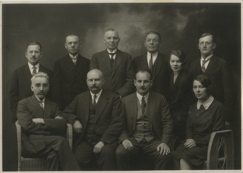 Tartu ülikooli kuraator professor Peeter Põld kantselei teenistujatega