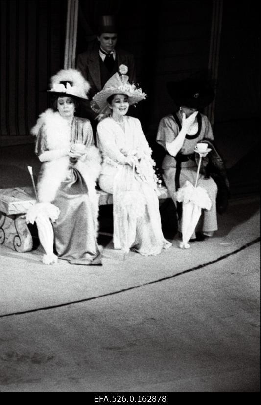 Stseen F. Loewe muusikalist “Minu veetlev leedi” “Vanemuise” teatris. Vasakult: Mrs.Higgins - Malle Koost, Eliza Doolittle - Silvia Vestmann, mrs. Hopkins - Silvi Pukk.