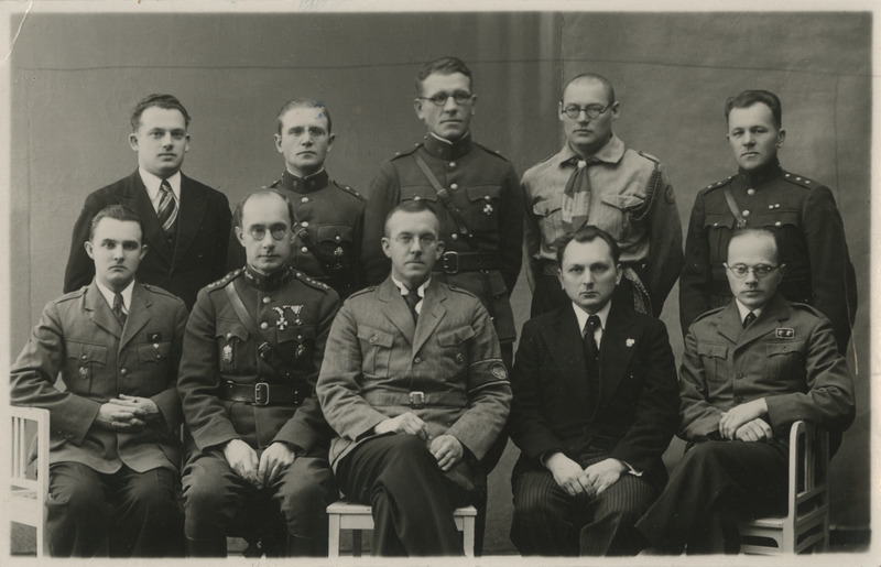 Noorte Kotkaste Tartu maleva staap 1935. aastal; vasakult istuvad: instrukor E. Tõldsep, malevavanema abi kolonel G. Leets, malevavanem J. Lang, abivanem prof. E. Ein, pealik E. Valdas; seisavad: maleva propagandapealik E. Looga, lippur leitnant Milles, abipealik leitnant A. Martinson, signalist A. Marvet, abipealik leitant J. Lest