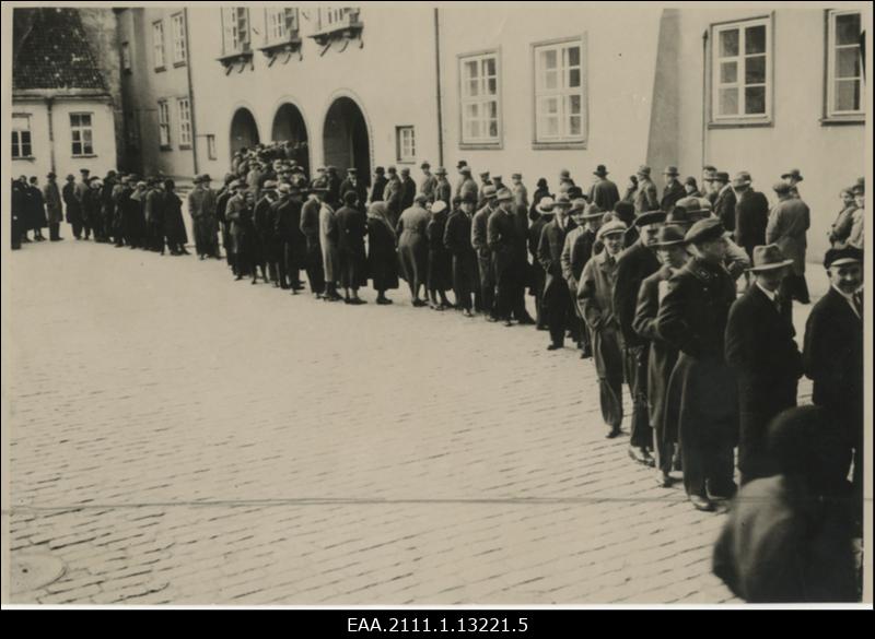 Rahvas Toompea lossi õuel sabas, et pääseda Riigikogu saali rõdudele kuulama koosolekut, millel oli oodata valitsuskriisi