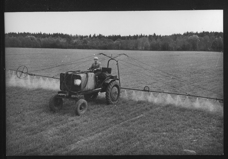 Kehra sovhoosis traktorist F. Bezubov keemilist umbrohutõrjet teostamas.