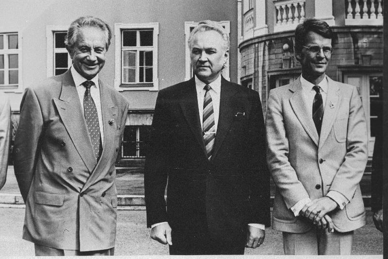 Rootsi Kuningriigi välisminister Sten Andersson (vasakult), Eesti Vabariigi Ülemnõukogu esimees Arnold Rüütel ja Rootsi Kuningriigi suursaadik Eesti Vabariigis Lars Grundberg.
