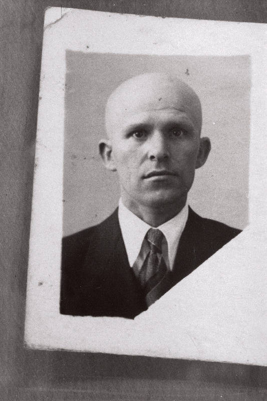 Valentin Baranov (Georgi poeg; sünd. 1909a.) - töötas Narvas pagarina, kogus andmeid Nõukogude luureorganitele ja mõisteti spionaažtegevuse eest sakslaste poolt surma 15.03.1943. Portree.