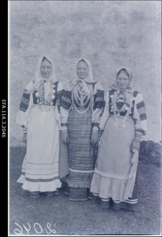 Grupp rahvarõivaissetu naisi.