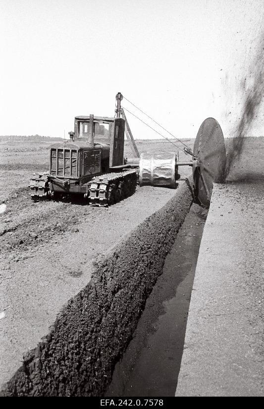 Kraavisüvendustööd masinaga KDM-1 Tootsi turbatööstuses.