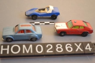 Corgi Toys - CORGI TOYS - made in England som følgende: 1 London Transport Routmaster; 1 Articulated Trailer; 1 Land Rover 109" W.B.; 1 Chevrolet Impala; 1 Ferrari Berlinett;  1 Porche Targa 911S; 1 Ford Escort; 1 Lotus Elan S2; 1 Alfa Romeo P33; 1 Ford Capri; 1 Bat-Mobil.  
Gave fra Fru Sonja Rattenborg-Pedersen, 24/2 1987. - Kulturstyrelsen