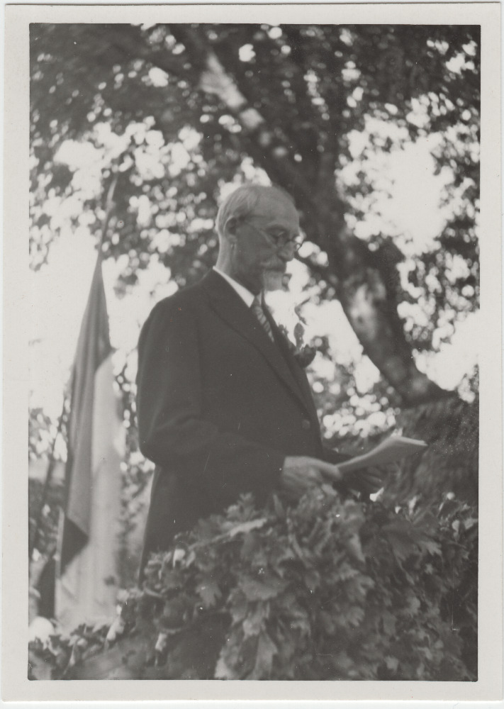 Jaan Tõnisson kõnet pidamas.