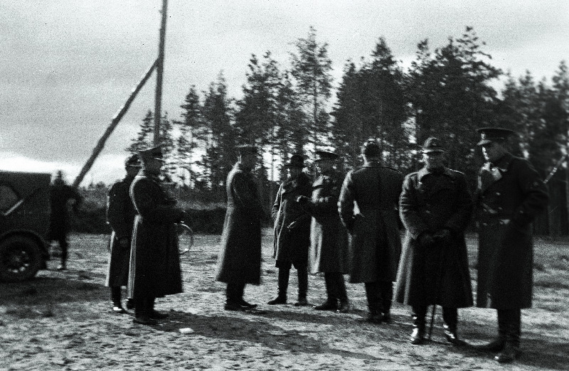 Kaitseliidu ülemad 10.-12.10.1931. a. toimunud Põlva manöövrite käiku jälgimas.