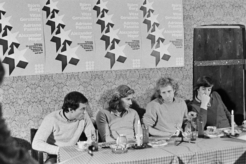Tennise demonstratsiooniõhtul mängivate tennisisitide pressikonverents: vasakult 1. Ameerika tennisist Sandy Mayer, 2. Rootsi tennisist Björn Borg, 3. Ameerika tennisist Vitas Gerulaitis, 4. Itaalia tennisist Adriano Panatta.