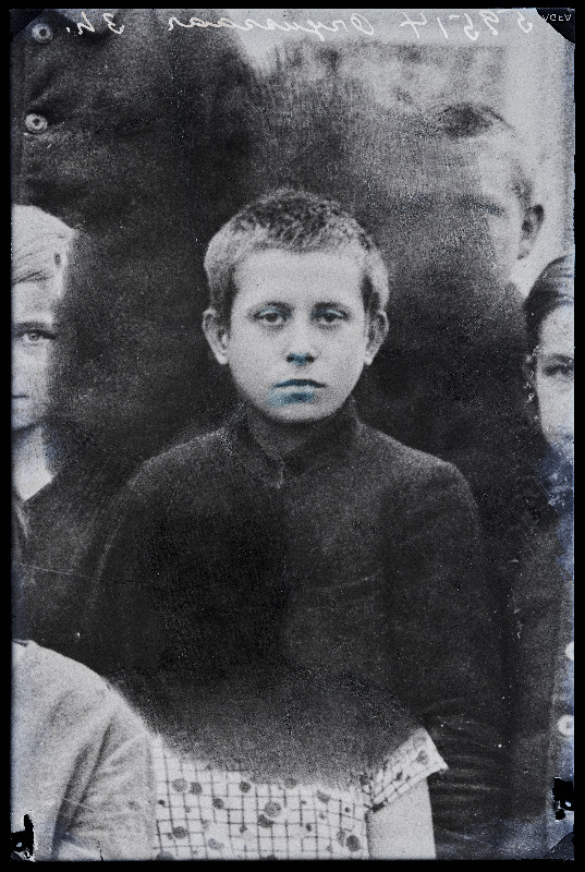 Koolipoiss grupifotol, (10.08.1932 fotokoopia, tellija Orgussaar).