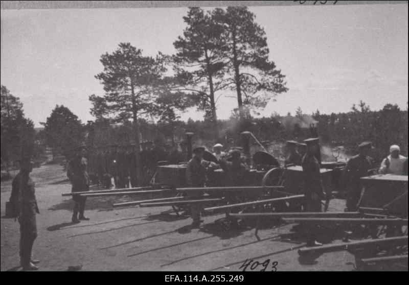 Vabadussõda. Sõjategevus Volmari piirkonnas. Soome vabatahtlikud Eestis. Tallinna garnisoni sõdurite eluolu, spordivõistlused Kalevi spordiväljakul, paraadid, õppused, õppelaagrid. Vabariigi aastapäeva paraadid. Riigikogu istung. Pilte Eesti Sõjamuuseumi eksponaatidest.