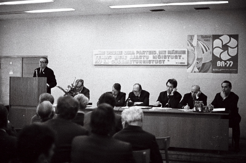1980.a. olümpiamängude purjeregati ja 29. Balti regati organiseerimiskomitee ühisel koosolekul esineb ettekandega Tallinna Linna TSN Täitevkomitee esimees Ivar Kallion.