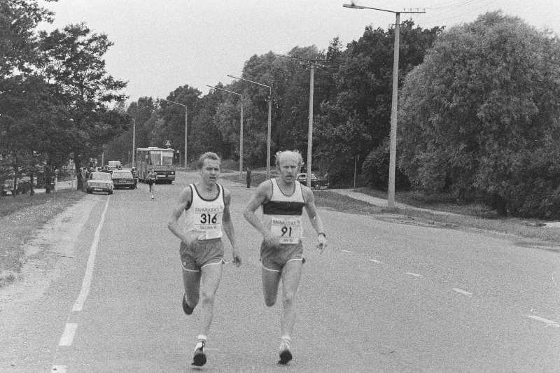 Ajalehe "Rahva Hääl" III rahvajooksu 21 km distantsil on Villy Sudemäe (paremal) ja Lev Zagžetskas.