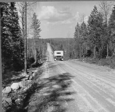 LandRover -merkkinen maastoauto Vepsänjoen tiellä. Kuhmo, Kainuu. -