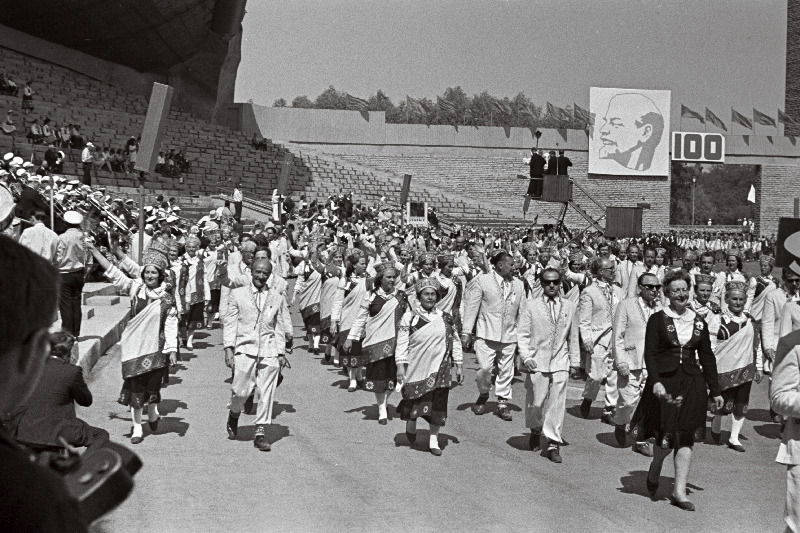 Ventspilsi Kultuurihoone segakoor "Livzeme" juubelilaulupeo rongkäigus.