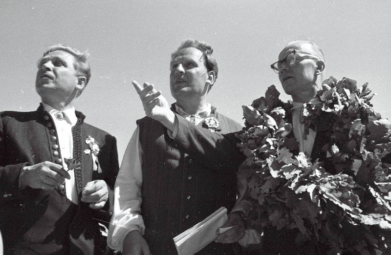 Eesti NSV XV üldlaulupeo naiskooride üldjuhid Richard Ritsing (paremal) ja Aado Velmet, keskel laulupeo komisjoni liige Fred Raudberg.