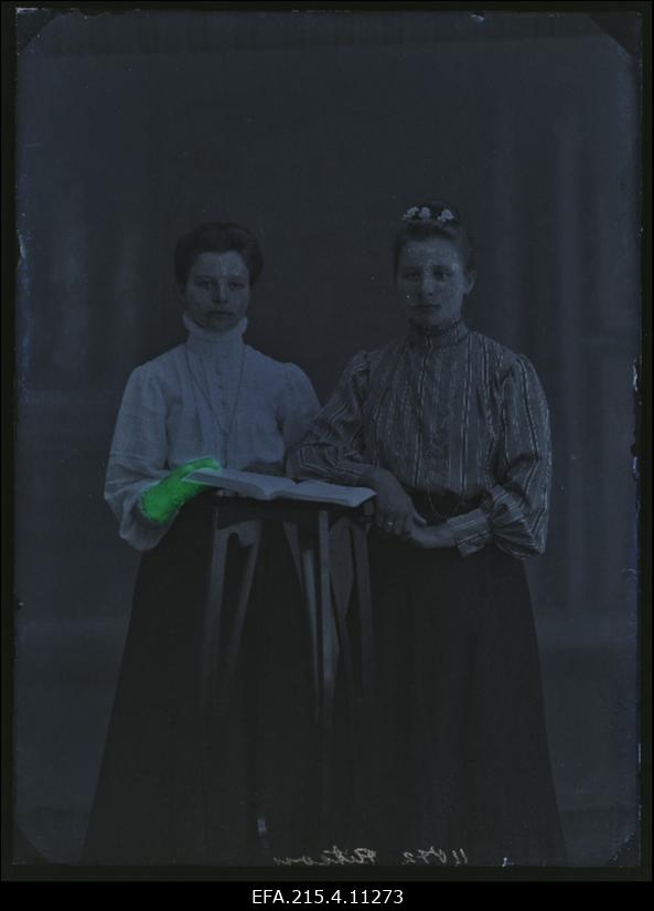 Kaks naist, vasakul Ritson.