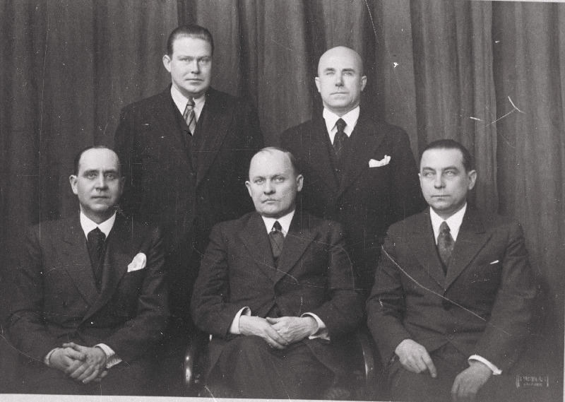 E.K. Kehakultuuri Sihtkapitali valitsus. Esimeses reas vasakult: A. Anderkopp, K. Terras, dr. V. Sumberg; teine rida: A. Kaldveer ja E. Lepp.