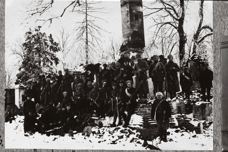 Vabadussõda. 6.Jalaväepolgu täiendusroodu sõdurid lahingutes purustatud Idva (Idvini) mõisahoone varemetel.