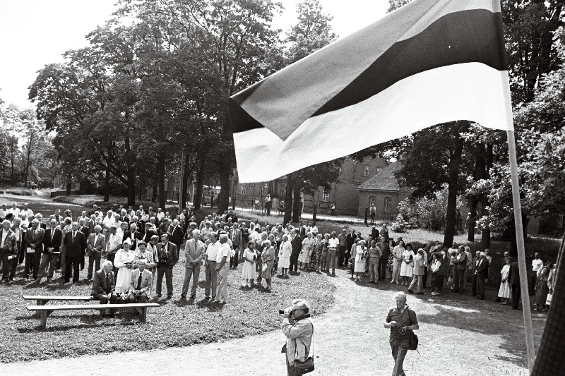 Ülemaailmsed mulkide päevad. Vilistlaste päevast osavõtjad Viljandi 4. Keskkooli juures.