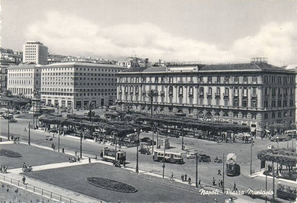 Napoli, Piazza Municipio 25 - lang