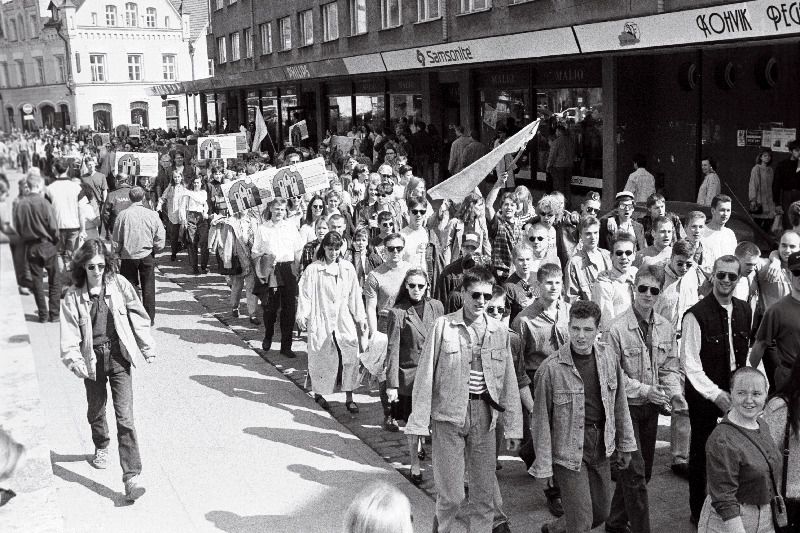 Tudengite kevadpäevad. Üliõpilaste rongkäik Harju tänaval.