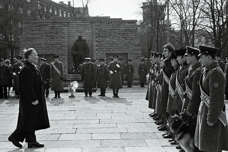 Mööda NSV Liidu riigipiiri kulgenud üleliidulisest kommunistlike noorte ja noorte tähesõidust osavõtjate miitingul Tallinna Vabastajate monumendi juures kõneleb erukindralmajor T. Zubov.