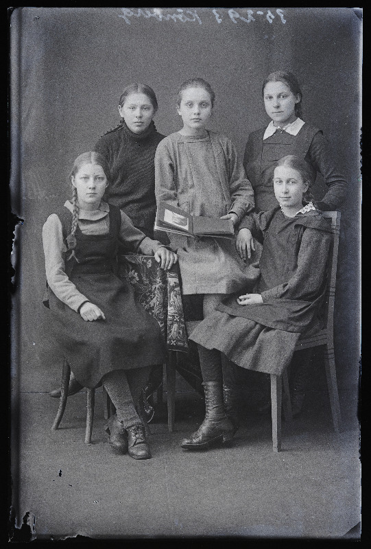 Grupp koolitüdrukuid, (foto tellija Könberg [Köönberg]).
