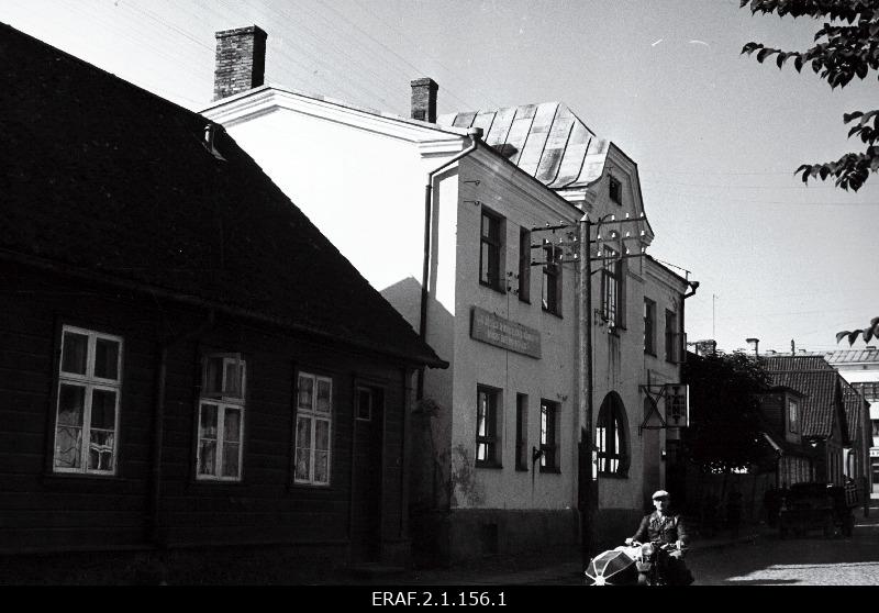 Maja Viljandis, Posti tänav 6, kus 1924.a asus käsitööliste selts. Selles majas toimusid sagedased tööliste koosolekud. Hiljem asus selles majas kino Täht.