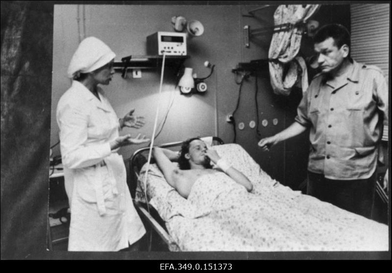 Tallinnfilmi mängufilmi "Halastajaõde ehk ainult hulludele" võttemoment. Vasakult: Rita - Margarita Terehhova, enesetapja Johan - Hendrik Toompere junior, filmi režissöör-lavastaja Arvo Iho.