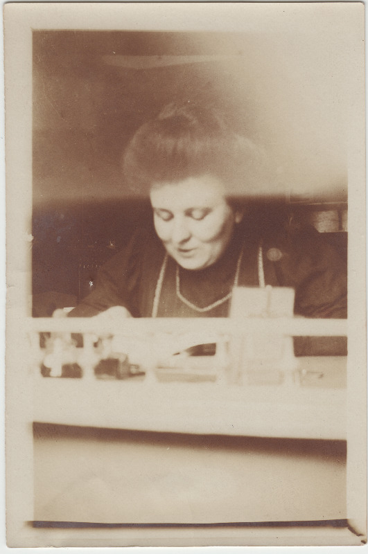 Tundmatu naine [Eduard Virgo tuttav või sugulane?] laua taga