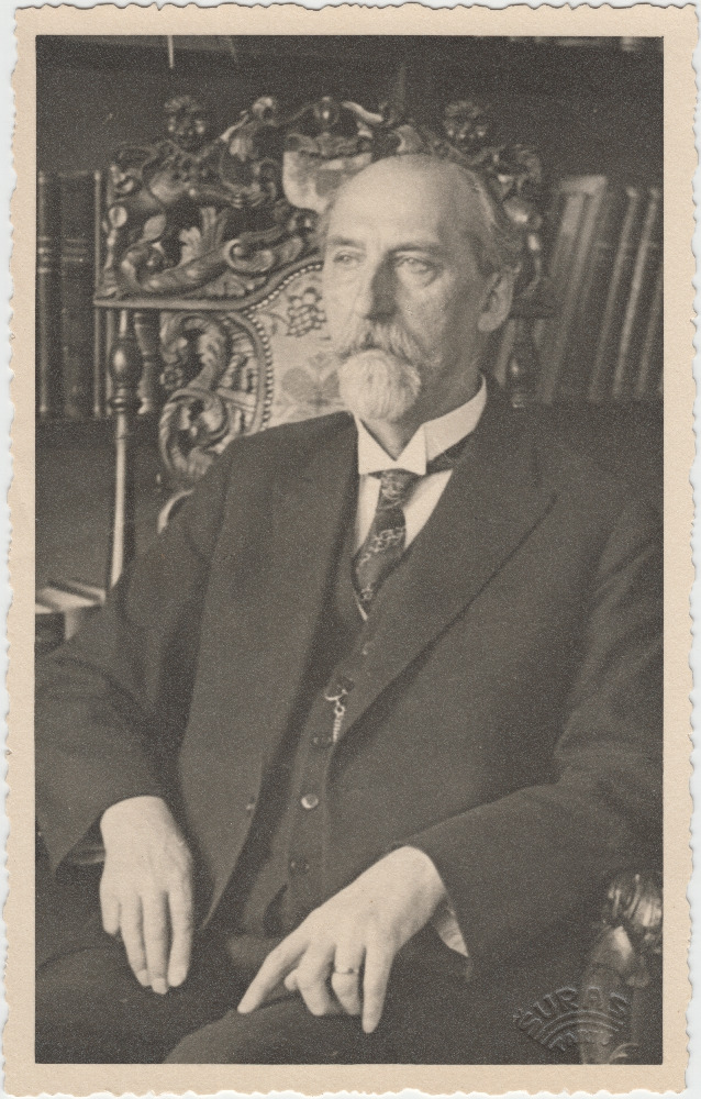 Portree Jaan Tõnissonist toolil istumas.