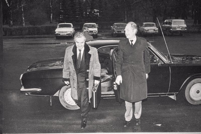 Küprose Vabariigi eriülesandega suursaadik Andros A. Nicolaides (vasakul) enne vastuvõttu Eesti Vabariigi Ülemnõukogu esimehe Arnold Rüütli juures.