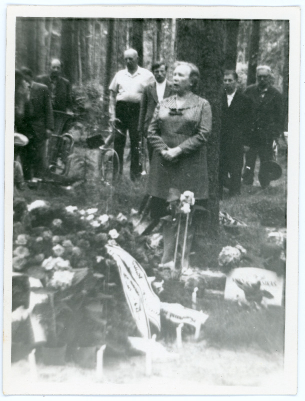 Alma Vaarman Metsakalmistul kõnelemas Juuli Maasika matusel