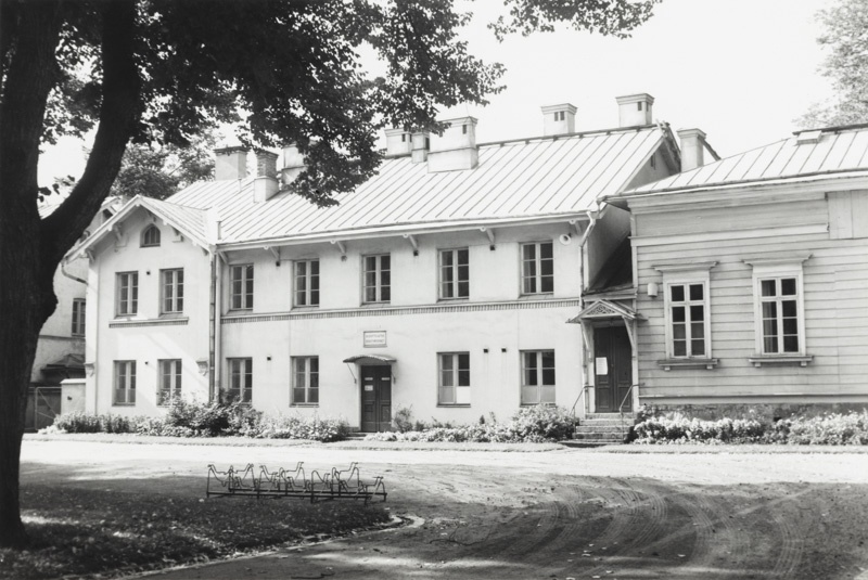 Kaupunginhallituksen talon sivurakennus ja sen pihaa.; yleiskuva