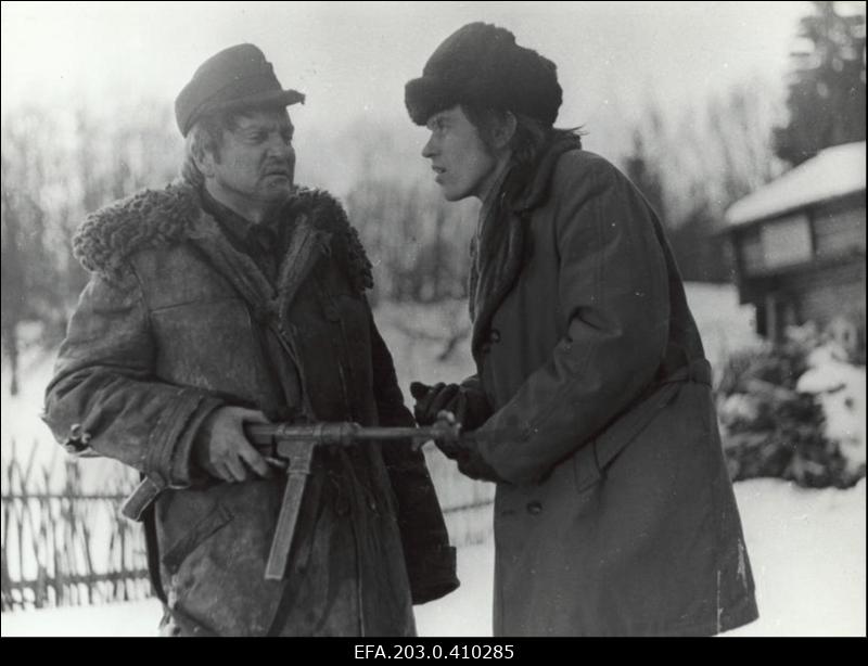 Tallinnfilmi mängufilmi "Tuulte pesa" võtted. Metsavenna osatäitja Vaino Vahing (vasakul) ja filmi režissöör Olav Neuland.