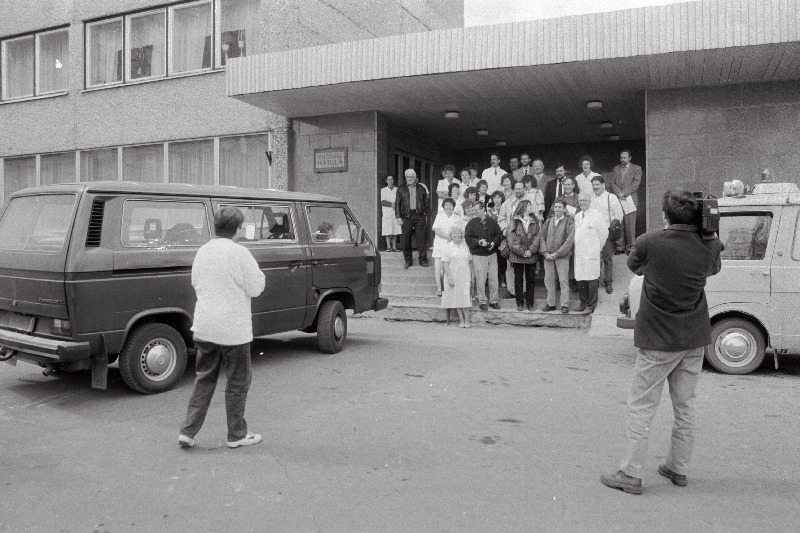 Ahrensburgi ja Hispaania abiandjad Viljandi  haiglale minibussi üleandmisel.