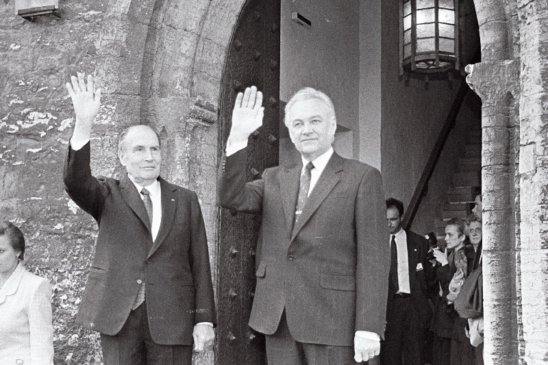Prantsusmaa president Francois Mitterrand'i Baltikumi visiit. F. Mitterand ja A. Rüütel Raekoja uksel rahvast tervitamas.