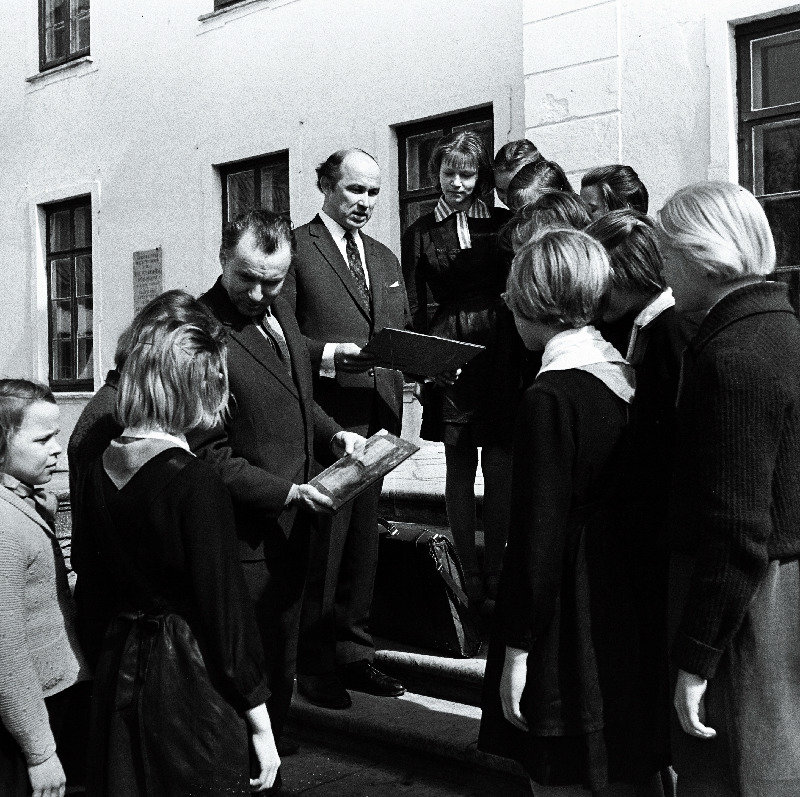 Kunstnikud A. Viidalepp ja I. Kimm kunstinädala raames Suuremõisa 8- klassilise kooli õpilastega kohtumas.