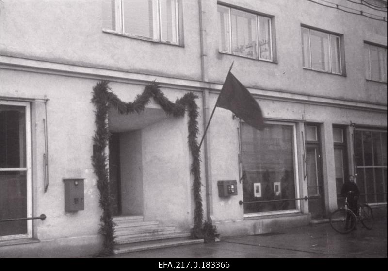 Suure Sotsialistliku Oktoobrirevolutsiooni 27. aastapäeva auks dekoreeritud postimaja.