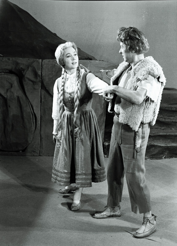 Stseen H. Ibseni draamast Peer Gynt V. Kingissepa nimelises TRA Draamateatris, Solveig - Linda Rummo, Peer Gynt - Ants Eskola.