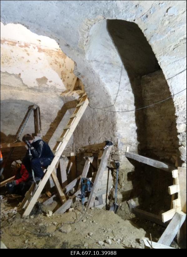 Riisipere mõis. Mõisa peahoone renoveerimistööd. Võlvkeldri väljakaevamine.