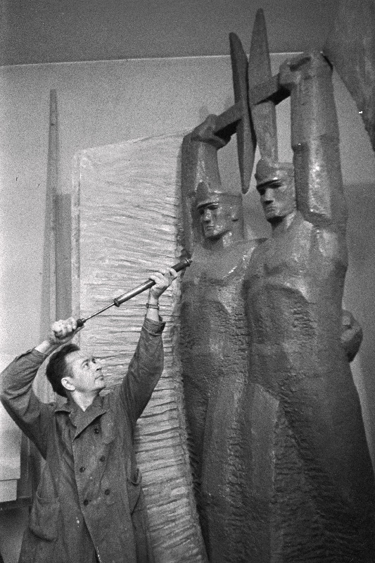 Skulptor O. Männi monumendi „Au tööle“ mudeli juures.