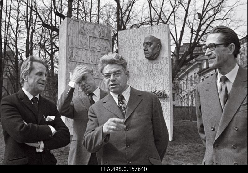Austraalia - inglise kirjanik James  Aldridge (vasakult) ning kirjanikud Aadu Hint ja Ralf Parve E. Vilde mälestusmärgi juures.