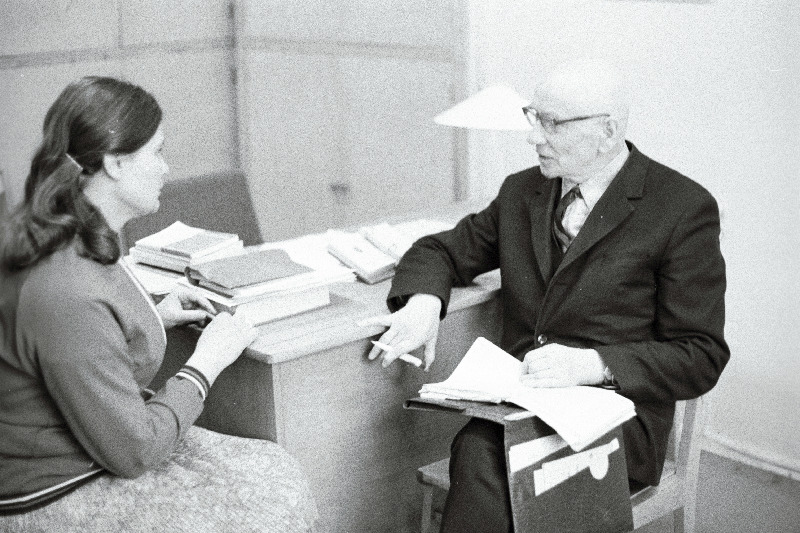 TRÜ pedagoogika ja metoodika kateedri dotsent Aleksander Elango ja psühholoogiaosakonna 4.kursuse üliõpilane Ruth Tamm vestlemas.