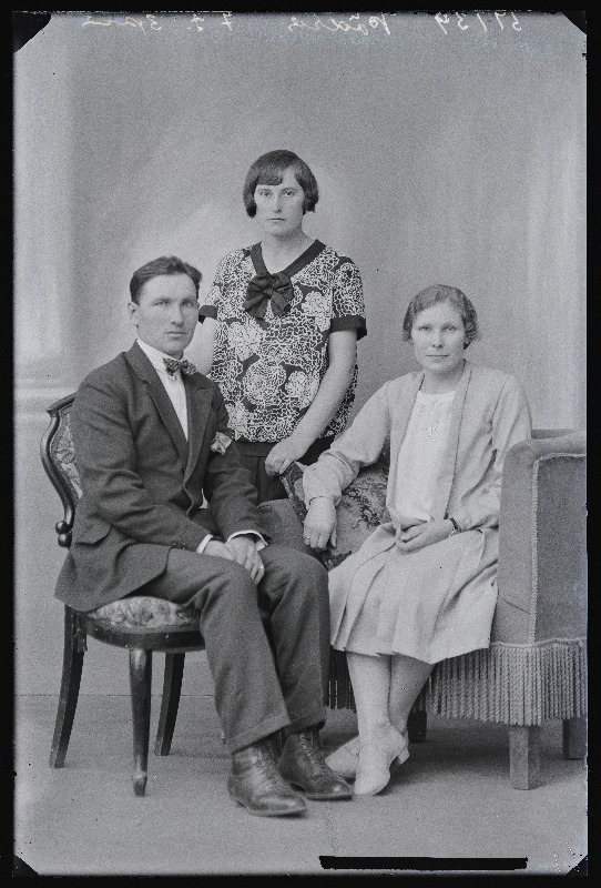 Grupp inimesi, (foto tellija Põdra).