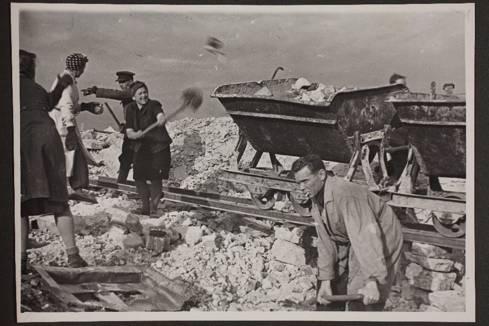 Riigiarhiivi töötajad Tallinnas varemeid lammutamas